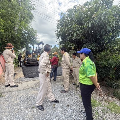 ลงพื้นที่ตรวจติดตามโครงการเทถนนแอสฟัลติกส์ หมู่ที่ 4 บ้านสันมะโก ซอย 6