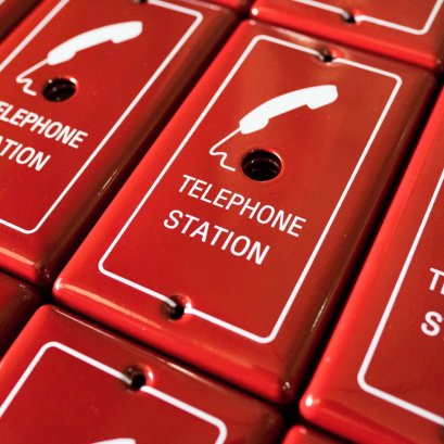 สกรีนกล่องเหล็ก สกรีนโลโก้ลงบนกล่องเหล็กสีแดง พิมพ์โลโก้โทรศัพท์ ข้อความ telephone station และกรอบสี่เหลี่ยมสีขาว