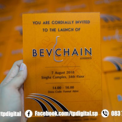 พิมพ์อะคริลิคแผ่นเชิญร่วมงาน พิมพ์ลายลงบนแผ่นอะคริลิคสีส้มใส ลาย BEVCHAIN