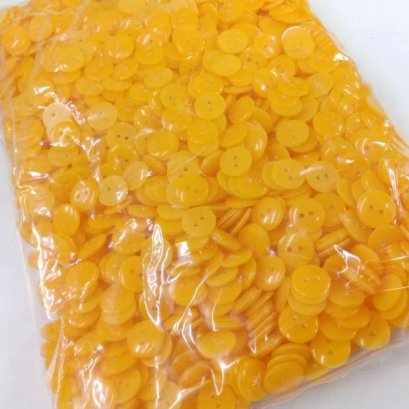 กระดุมเสื้อเชิ้ตสีเหลือง 11.5มิล 2 รู (1728 เม็ด)