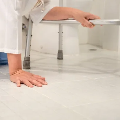 ลื่นล้มในห้องน้ำป้องกันง่าย ๆ เลือกอุปกรณ์ให้ห้องน้ำปลอดภัย