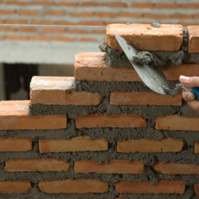 การก่ออิฐ เป็นการจัดเรียงแผ่นอิฐเพื่อให้เกิดรูปทรงเป็นผนังตามที่ต้องการ 