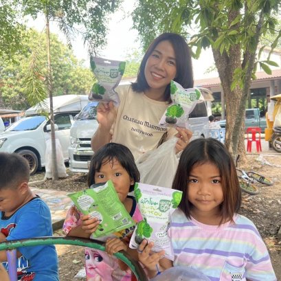 Crispy GO gives out almshouse snacks to the little ones so they can eat good snacks.