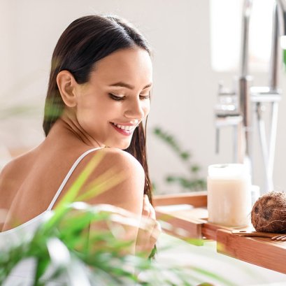 การใช้น้ำมันมะพร้าวสกัดเย็นในการดูแลเส้นผม