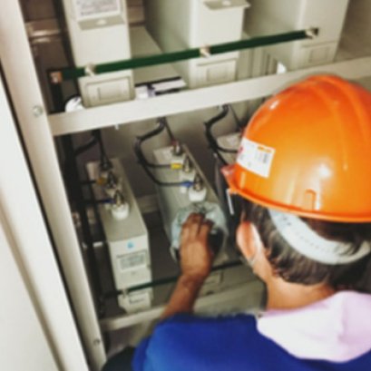 การทำความสะอาดตู้ควบคุมทางไฟฟ้าและขันน็อตจุดเช่ือมต่อทางไฟฟ้า