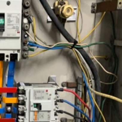 งานดิดตั้งแก้ไขอุปกรณ์ไฟฟ้าและบัสบาร์ทองแดงในตู้ควบคุมเครื่องจักร