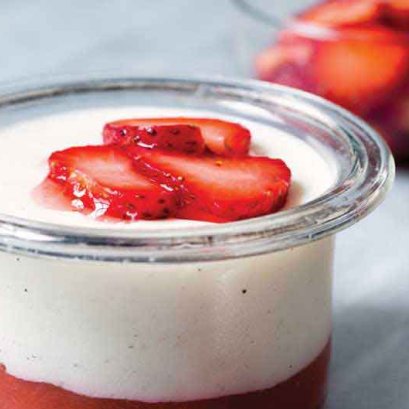 Greek Yogurt Panna Cotta with Strawberry-Rhubarb Sauce : พานาค๊อตตา กรีกโยเกิร์ต รูบาร์บซอส
