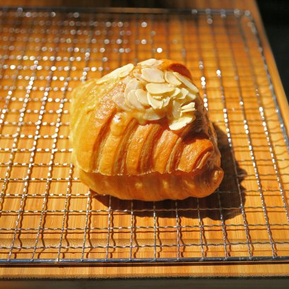 ครัวซองต์ครีมอัลมอนด์ French Almond Croissant