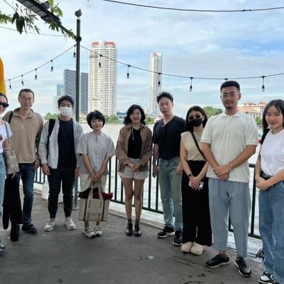 泰国亚洲大众集团（大众）有限公司联合创始人郭蕊、集团CEO黄兰珺、集团副总裁钟慕岳、董事会成员与公司其他同仁在Yannawa寺庙放生鱼做功德。