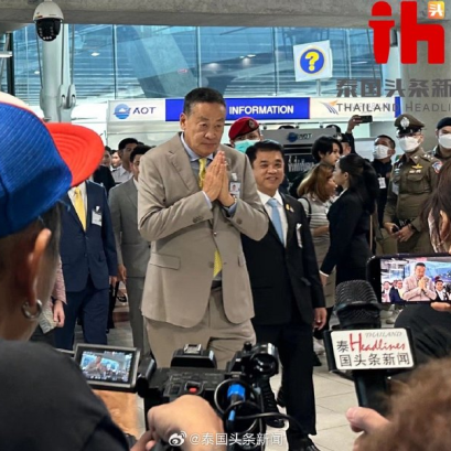 泰国头条新闻现场报道泰国总理亲自到机场迎接首批免签中国游客