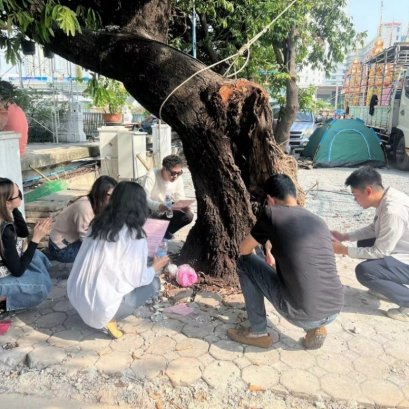 泰国亚洲大众集团（大众）有限公司联合创始人郭蕊、集团副总裁钟慕岳与公司其他同仁在Yannawa寺庙做功德。