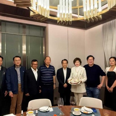 【ประธานและ CEO ของกลุ่มร่วมรับประทานอาหารค่ำกับอดีตรัฐมนตรีและบุคคลสำคัญของไทย】