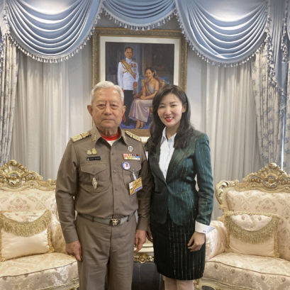 泰国枢密院主席素拉育•朱拉暖上将在泰国枢密院亲切接见前来拜访的集团董事长郭蕊女士