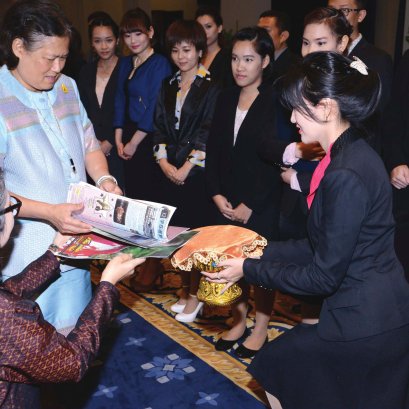 21 มิถุนายน 2013 สมเด็จพระเทพรัตนราชสุดาฯ สยามบรมราชกุมารี ทรงต้อนรับสมาชิกทั้งหมดของนิตยสาร @ManGu