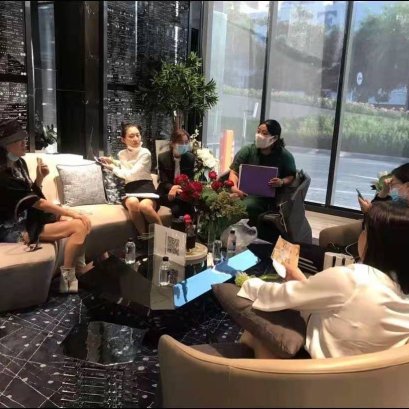 亚洲大众置地参加女王节开盘活动