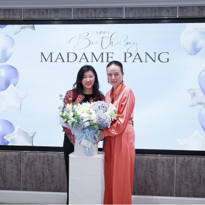คุณหลุ่ย แซ่กั๊ว ประธานกรรมการบริหารใหญ่ ของบริษัท ไทยเจียระไน กรุ๊ป จำกัด (มหาชน) เข้าร่วมงานวันเกิดมาดามแป้ง CEO ของบริษัท เมืองไทย ประกันภัย จำกัด (มหาชน) 