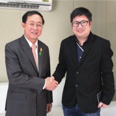 泰国中信亚洲投资国际有限公司董事长兼首席执行官章骋（培炎）先生观看中泰高铁展览