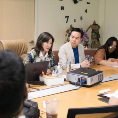 9 ตุลาคม 2020 คุณหลุ่ย แซ่กั๊วให้สัมภาษณ์พิเศษกับสื่อไทย เรื่อง การเปลี่ยนแปลงในสถานการณ์ของนักท่องเที่ยวชาวจีนที่เดินทางมาประเทศไทยหลังเกิดโรคระบาดตลอดจนมาตรการและข้อเสนอแนะของรัฐบาลไทยสำหรับนักท่องเที่ยวชาวจีน