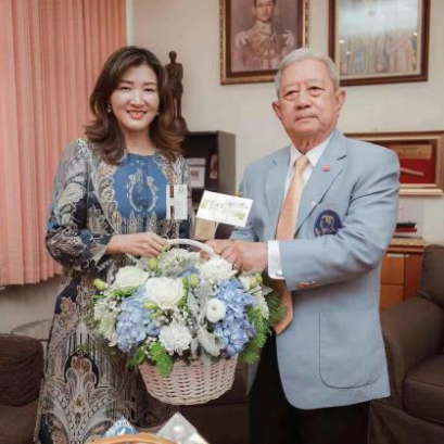 20 ธันวาคม 2020 คุณหลุ่ย แซ่กั๊วได้รับการต้อนรับอย่างอบอุ่นจาก ฯพณฯ พลเรือเอก สุรยุทธ จุลานนท์ ประธานองคมนตรี ประเทศไทย และหารือเกี่ยวกับเอกลักษณ์ของสื่อสังคมออนไลน์ของจีน