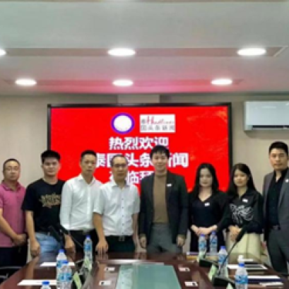 คุณ Zhong Muyue รองประธานกรรมการบริหาร บริษัท ไทยเจียระไน กรุ๊ป จำกัด (มหาชน) และ คุณ Ou Yanting รองบรรณาธิการบริหารสำนักข่าว Thailand Headlines เยี่ยมพบสมาคมสมาคมการค้าไทย-เวินโจว 