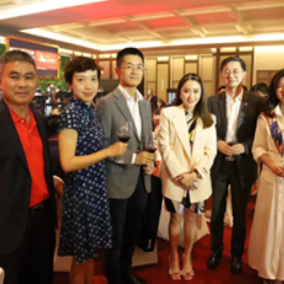 คุณ Guo Rui ประธานกรรมการผู้จัดการใหญ่ บริษัท ไทยเจียระไน กรุ๊ป จำกัด (มหาชน) และ คุณ Huang Lanjun ประธานเจ้าหน้าที่บริหารร่วม บริษัท ไทยเจียระไน กรุ๊ป จำกัด (มหาชน) เข้าร่วมพิธีก่อตั้งมูลนิธิ Belt and Road Youth Education Fund