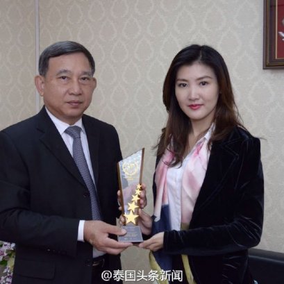 รองนายกรัฐมนตรีและรัฐมนตรีว่าการกระทรวงยุติธรรมของประเทศไทยในขณะนั้นได้พบกับคุณหลุ่ย แซ่กั๊ว