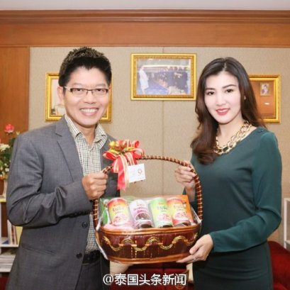 นาย กนก รัตน์วงศ์สกุล ผู้ประกาศข่าวชาวไทยผู้มีชื่อเสียงเยี่ยมชมบริษัท ไทยเจียระไน กรุ๊ป จำกัด