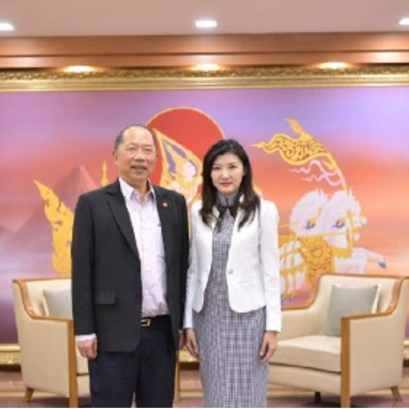 คุณหลุ่ย แซ่กั๊ว สัมภาษณ์ พล.อ.ประวิตร วงศ์สุวรรณ รองนายกรัฐมนตรีและรัฐมนตรีว่าการกระทรวงกลาโหม คุณ Cai Baishan (ฉ่าย ป๋ายซาน) หัวหน้าที่ปรึกษาและรองประธานกรรมการบริหารและเลขาธิการสมาคมวัฒนธรรมและเศรษฐกิจไทย-จีน