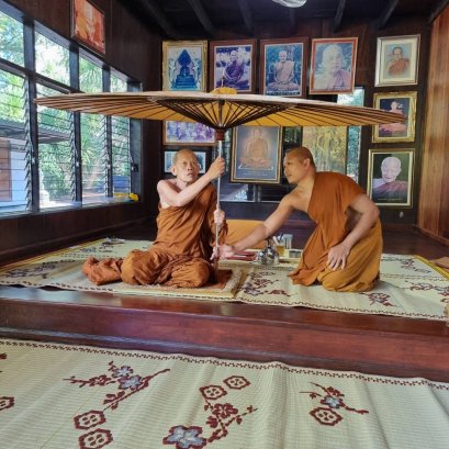 ถวายกลดพระวัดป่า