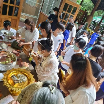 ถวายภัตตาหารพระอริยะสายวัดป่า และร่วมพิธีเททองหล่อพระพุทธเมตตา