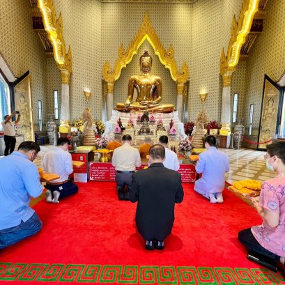 กราบนมัสการเจ้าประคุณสมเด็จพระพุฒาจารย์ เจ้าอาวาสวัดไตรมิตรวิทยาราม โครงการบูรณปฏิสังขรณ์องค์พระมหาธาตุ เจ้าภูเพียงแช่แห้ง