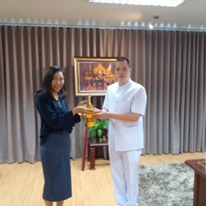 อัญเชิญ องค์พระธาตุแช่แห้ง (จำลอง)  มอบแด่ คุณวรวรรณ ชิตอรุณ ผู้อำนวยการสำนักงานเศรษฐกิจอุตสาหกรรม