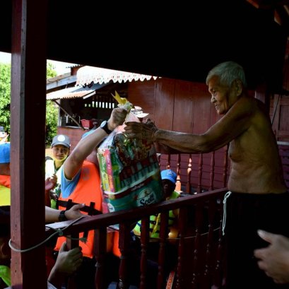 มูลนิธิพุทธภูมิธรรม ร่วมพลังบุญกับกองทัพน้อยที่1  ช่วยเหลือประชาชนผู้ประสบอุทกภัย พื้นที่จ.พระนครศรีอยุธยา