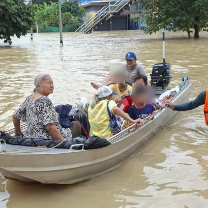  "มูลนิธิพุทธภูมิธรรม" มอบเรือกู้ภัย เพิ่มศักยภาพในการเข้าถึงพื้นที่และอพยพผู้คน  ได้อย่างรวดเร็วและปลอดภัยมากยิ่งขึ้น 