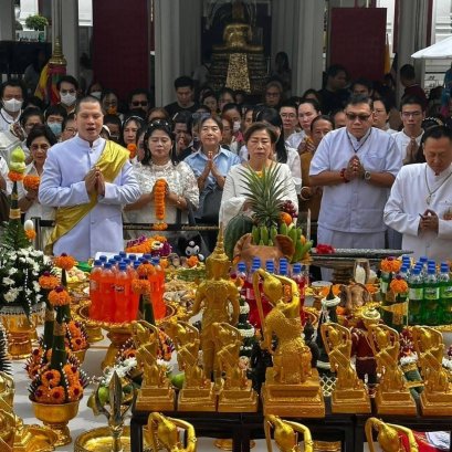 มูลนิธิพุทธภูมิธรรม นำสักการะศาลหลักเมืองกรุงเทพฯ เพื่อแผ่นดินไทยบุญฤทธิ์แห่งความมุ่งมั่นเข้มข้นส่งพลังแด่แผ่นดินไทย ทหาร ประชาชนชาวไทย ให้ชาติบ้านเมืองสงบสุข 