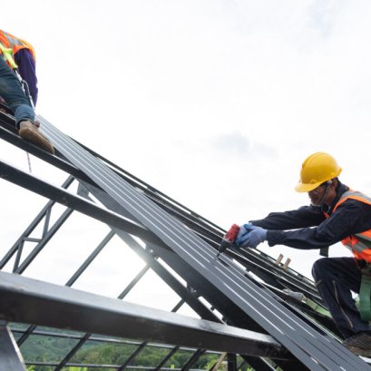 เลือกใช้เมทัลชีทบุฉนวนกันความร้อนใต้หลังคาแบบไหนดี?