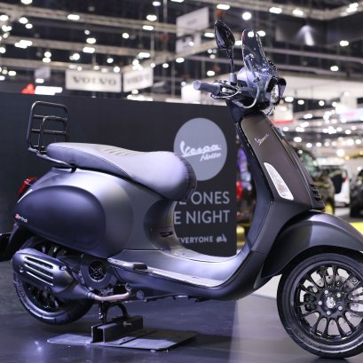 Vespa Notte Special Edition สกู๊ตเตอร์พรีเมี่ยมรุ่นพิเศษ  ที่พร้อมเปลี่ยนประสบการณ์การขับขี่ในเมืองยามค่ำคืนให้โดดเด่นกว่าใคร กับสีดำด้านรอบคัน แฝงความเท่สไตล์โมเดิร์นคลาสสิก
