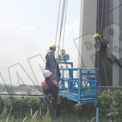 การติดตั้งบนอาคารสูง ผ่านมาตรฐาน IRATA และ BS 7985 