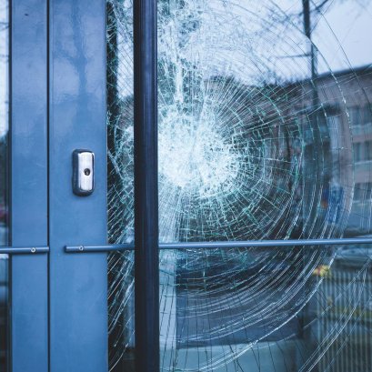 เปรียบเทียบการป้องกันภัยภายในบ้าน เหล็กดัด มุ้งลวดนิรภัย และฟิล์มกันภัยชนิดหนาพิเศษ ( i-gard Safecoat)