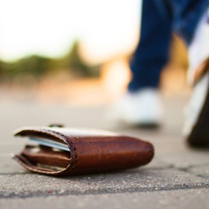 รู้หรือไม่...กระเป๋าสตางค์หายที่ต่างประเทศเราสามารถยืมเงินสถานฑูตได้….