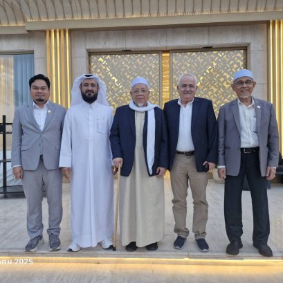 ผู้อำนวยการสถาบันมาตรฐานฮาลาลแห่งประเทศไทย ซึ่งติดตามท่านจุฬาราชมนตรี ได้เข้าเยี่ยมตามคำเชิญของปลัดกระทรวงอาวกอฟแห่งรัฐกาตาร์