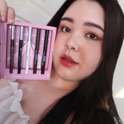 ไอเท็มงานตา Mille ทำมาปังหลายอย่างเลยย อายไลน์เนอร์เขียนง่ายติดทนทุกรุ่น ทั้งแบบเจล กลิตเตอร์ หรือหัวปากกาคนหนังตามันแบบนี่ยังเอาอยู่สุดด