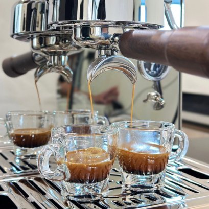 กาแฟสดไหลจากเครื่องชงกาแฟ ETZEL ลงแก้วเอสเปรสโซ รีวิวเครื่องชงกาแฟ ETZEL