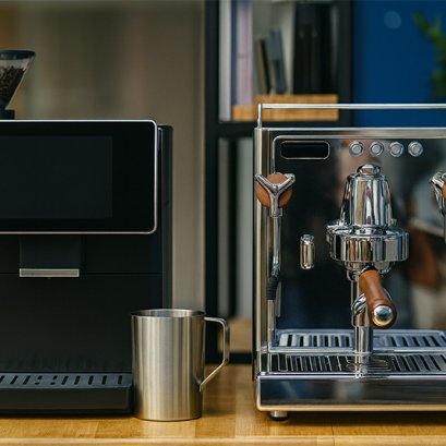 เครื่องชงกาแฟ Etzel รุ่นเปรียบเทียบกับแบรนด์เครื่องชงกาแฟยอดนิยม วางบนโต๊ะไม้