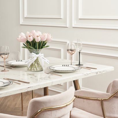 แจกันดอกไม้ประดิษฐ์ (ทิวลิป) สำหรับตกแต่งบ้าน วางอยู่บนโต๊ะอาหาร สไตล์มินิมอล Minimal