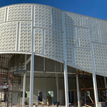 การนำบล็อคดาวกระจายและบล็อคสี่ช่องลมมาทำเป็นฟาซาด (Facade) เพื่อสร้างความโดดเด่นให้กับตัวอย่างได้อย่างลงตัว