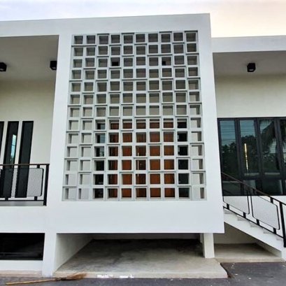 การนำบล็อกช่องลม สมาร์ทบล็อค หนึ่งช่องลม มาตกแต่งเพื่อช่วยลดแสง และยังช่วยให้อากาศถ่ายเทเข้ามาภายในตัวอาคาร