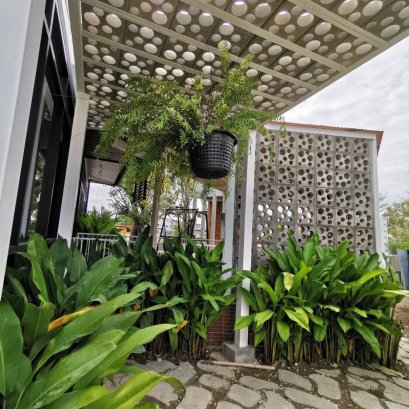 ไอเดียการนำบล็อช่องลม แบบบล็อคดาวกระจายมาตกแต่งทดแทนฝ้าเพื่อช่วยลดการส่องสว่างของแสง และลดความร้อนที่จะส่งผ่านจากหลังคาลงมาสู่พื้นด้านล่าง 