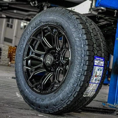 ล้อแม็กซ์แท้ Mohawk Geronimo พร้อมยาง Toyotire AT3 265/60/18