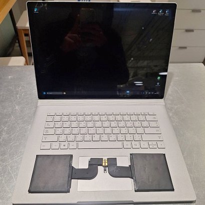 เปลี่ยนแบต Surface Book 2 15 นิ้ว แบตเสื่อม เก็บไฟไม่อยู่
